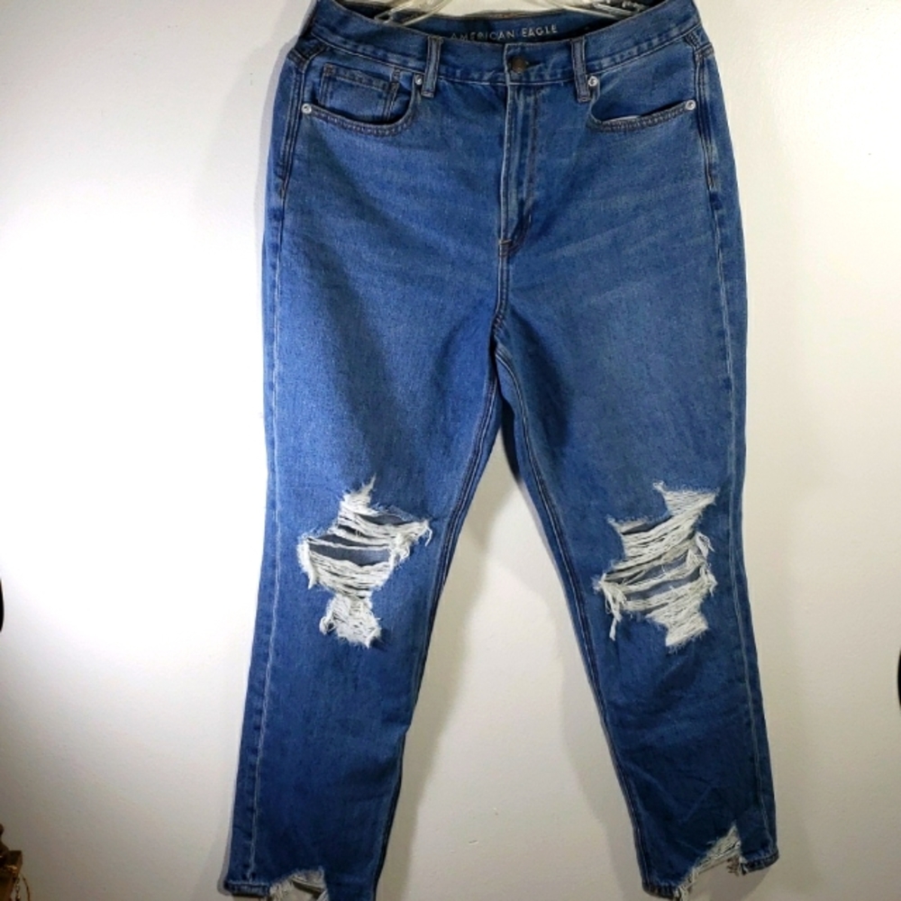 AMERICAN EAGLE HIGH RISE DISTRESSED JEAN'S.